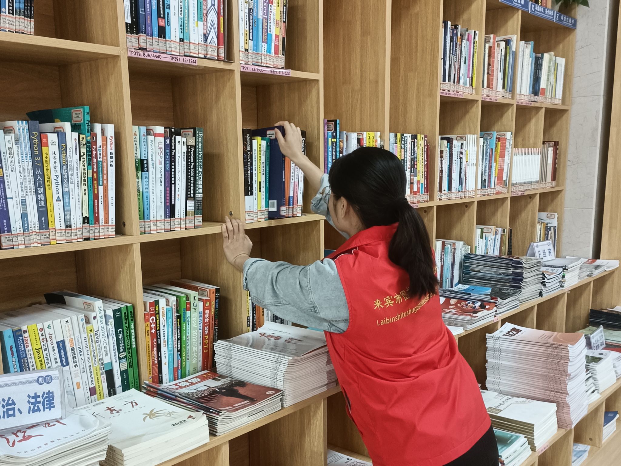 马克思主义学院青年志愿者走进来宾市图书馆，第三期青春图书管理服务圆满开展